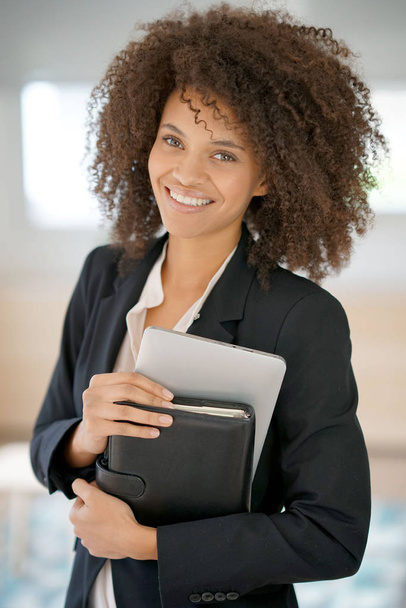 attractive mixed-race businesswoman - Foto, Bild