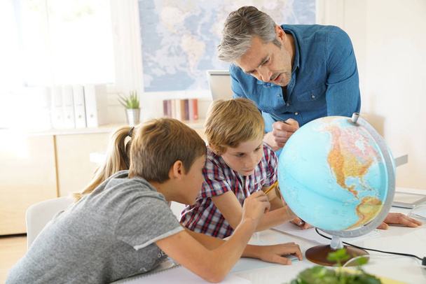 Teacher with kids on geography class - Φωτογραφία, εικόνα