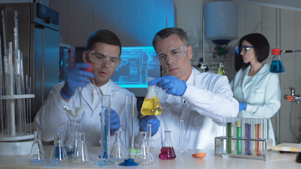 Tecnólogos o científicos en un laboratorio químico
 - Imágenes, Vídeo