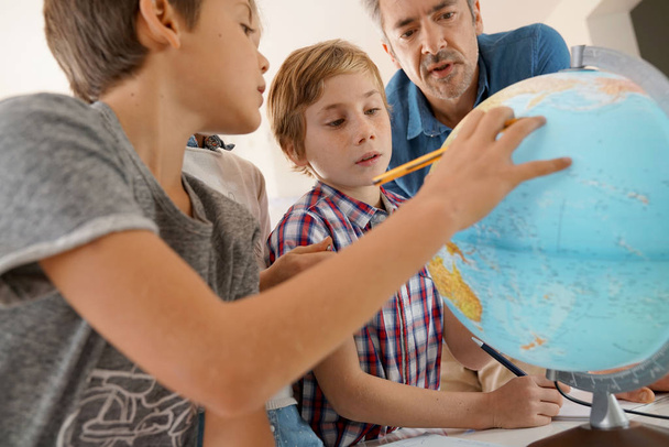 Teacher with kids on geography class - Zdjęcie, obraz