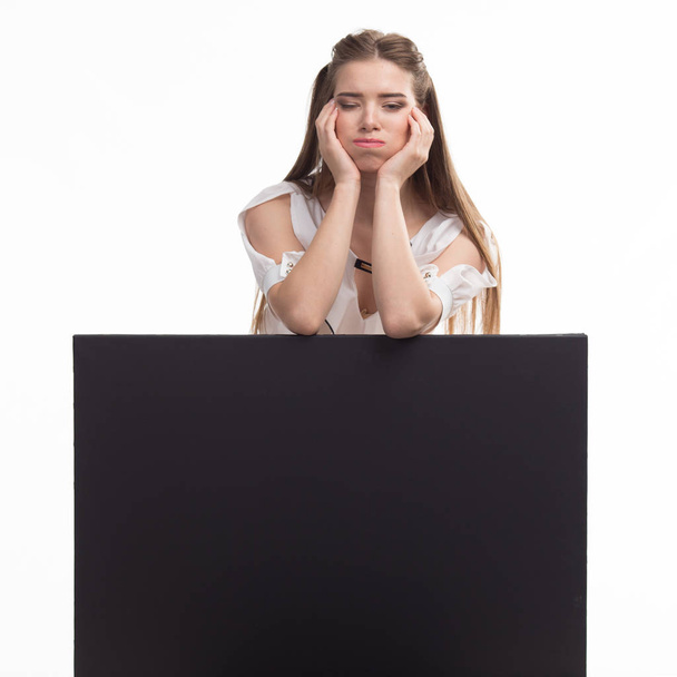 Jonge jocose vrouw presentatie tonen, wijzen op bordje - Foto, afbeelding