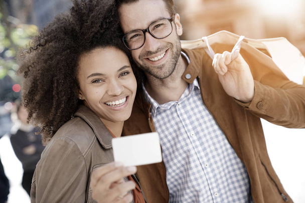 Couple showing shopping card - Foto, immagini
