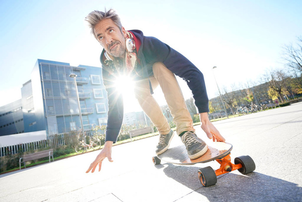  man skateboarding on the street - Foto, imagen