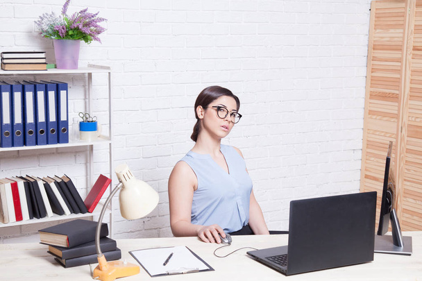 Businessgirl sitzt am Computer in den Büropapiermappen - Foto, Bild