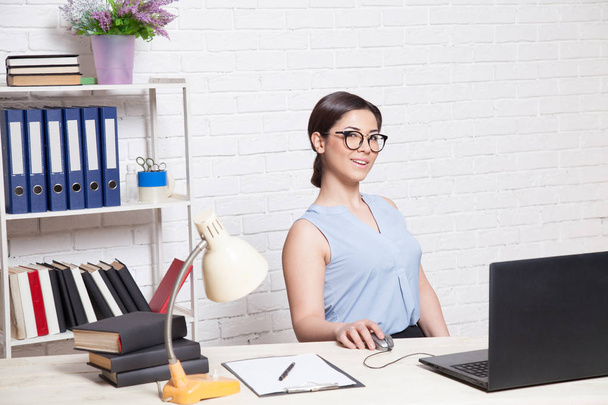 üzleti lány ül a számítógép az Office papír mappákban - Fotó, kép