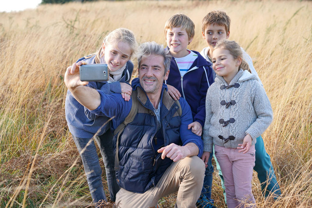 Man with kids in field taking selfie  - Φωτογραφία, εικόνα