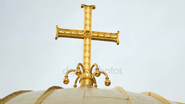 Keresztény arany kereszt a tetején a kupola egyházak, vallási építészet, istentisztelet - Felvétel, videó