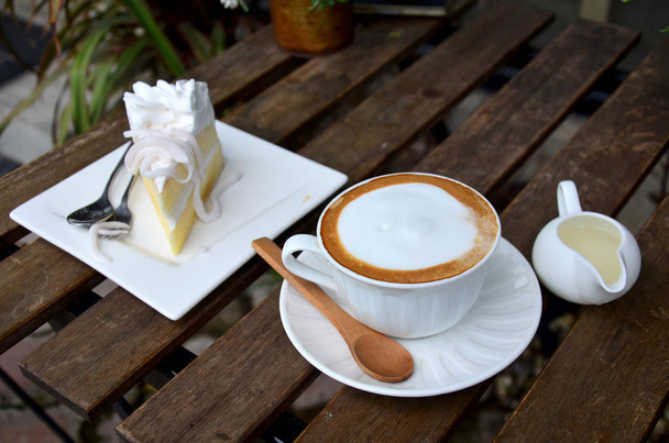 Latte caldo caffè e torta di cocco
 - Foto, immagini