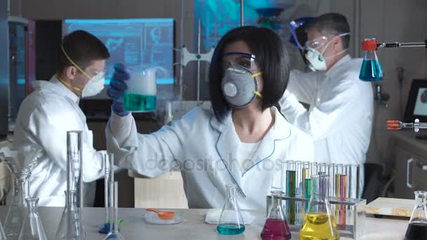 Científicos en laboratorio experimentando con químicos
 - Imágenes, Vídeo