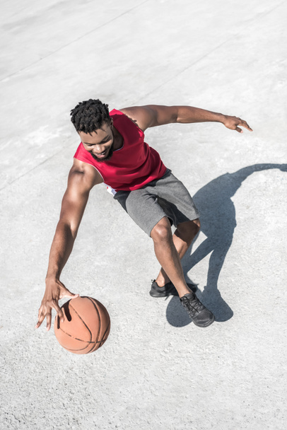 Man playing basketball - Foto, imagen