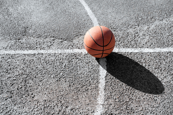 basketball ball on court - Foto, afbeelding