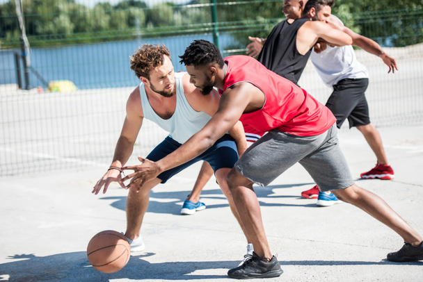 mannen spelen basketbal  - Foto, afbeelding
