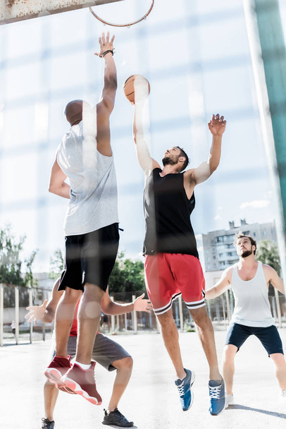 mannen spelen basketbal - Foto, afbeelding