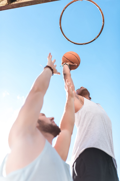 Men playing basketball - Photo, Image