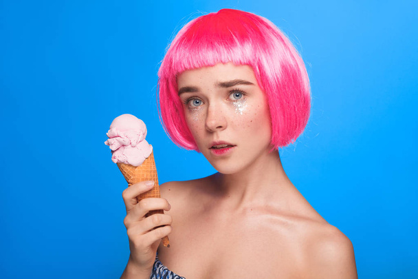 Woman in pink wig with ice cream - Фото, изображение