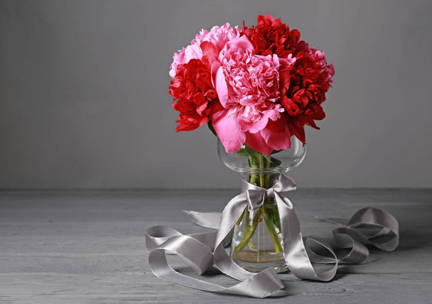 Glass vase with beautiful peonies - Foto, Bild