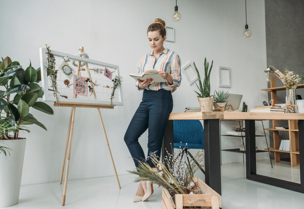 Geschäftsfrau mit Buch im Büro - Foto, Bild