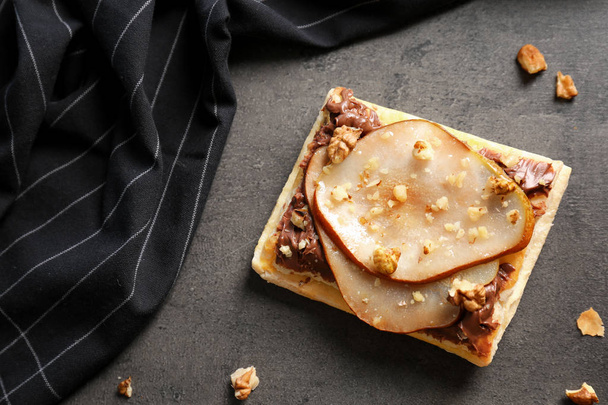 Delicious pastry with chocolate, pear and nuts - Foto, afbeelding