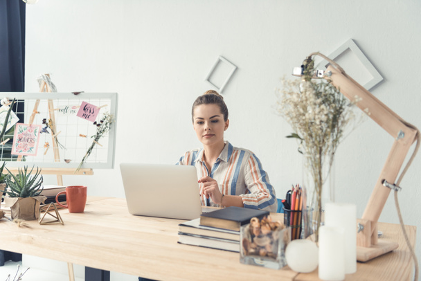 Femme d'affaires avec ordinateur portable au bureau - Photo, image