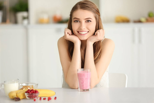  young woman with healthy delicious smoothie - Фото, зображення