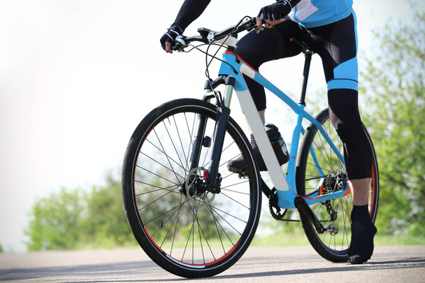 Sporty cyclist riding bicycle - Valokuva, kuva