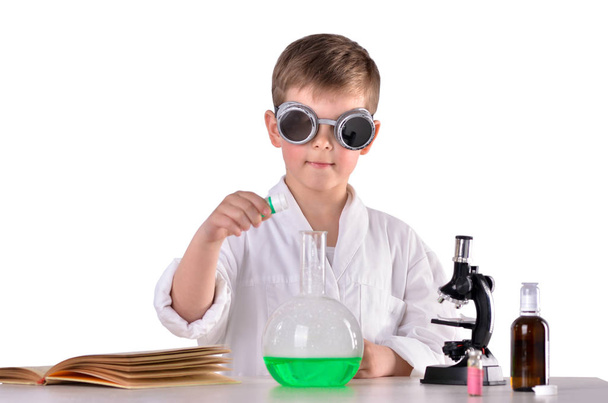 Bilim adamı çocuk koruyucu gözlük kimya reaktifleri bir şişeye koyun. - Fotoğraf, Görsel