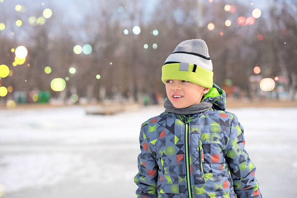 Rapaz feliz brincando na neve
 - Foto, Imagem