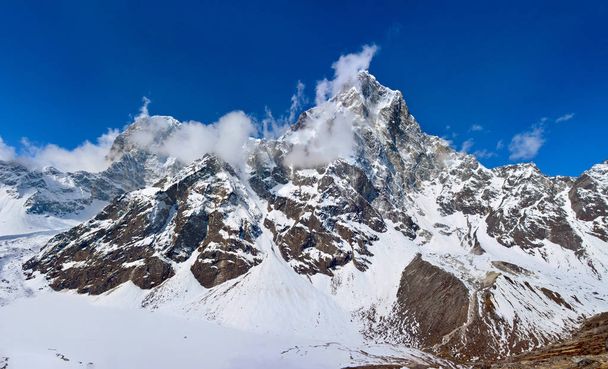 Kaunis näkymä Himalajan vuorille lumen peitossa, Sag
 - Valokuva, kuva