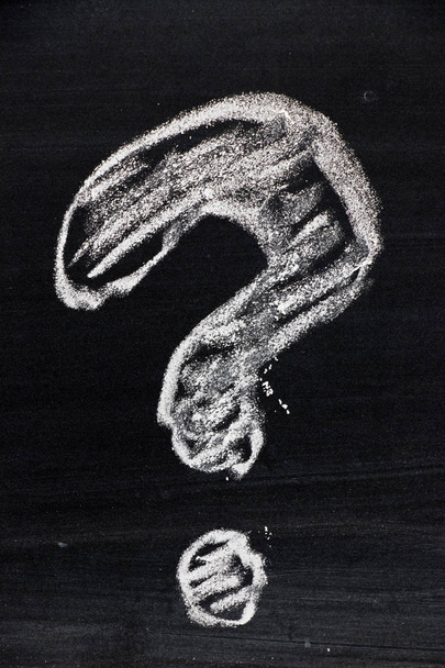 Κιμωλία χέρι σχεδίασης ως σχήμα ερωτηματικό στο μαύρο του σκάφους backgro - Φωτογραφία, εικόνα