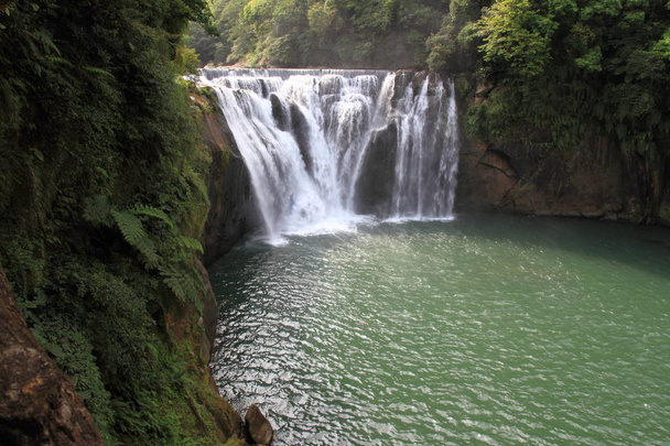 Wodospad Shifen w Shifen, Taipei, Tajwan - Zdjęcie, obraz