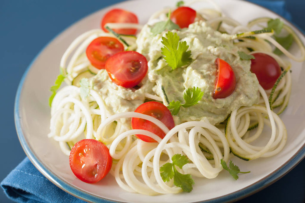 Zucchini-Salat mit Avocado-Dressing, gesund vegan  - Foto, Bild