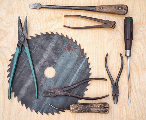 ορθογώνιο πλαίσιο της παλιά σκουριασμένα εργαλεία σε ξύλινα φόντο, με αντίγραφο χώρου στο εσωτερικό - Φωτογραφία, εικόνα