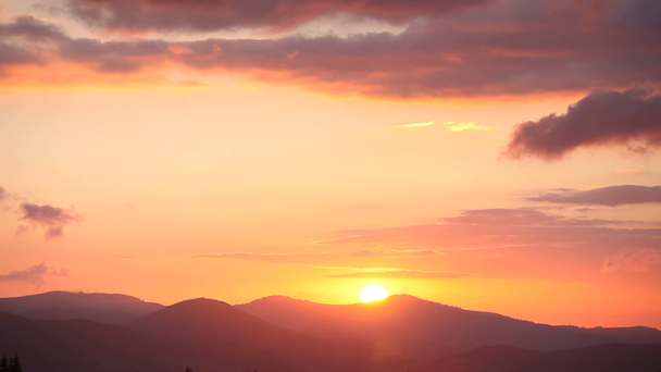Sonnenaufgang über rauchigen Bergen - Filmmaterial, Video