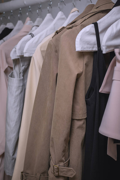Percha de ropa de diseñador en una fila
 - Foto, imagen