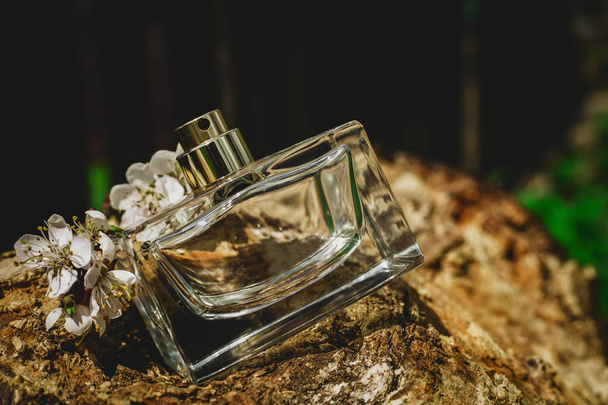 Botella de perfume con flores
   - Foto, Imagen