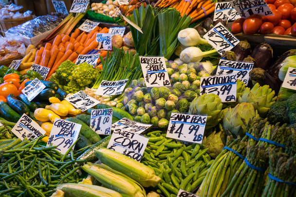 Hortalizas frescas en el mercado
 - Foto, Imagen
