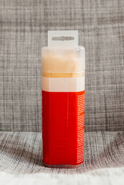 Receptor de plástico que contiene gamuza sintética
  - Foto, imagen