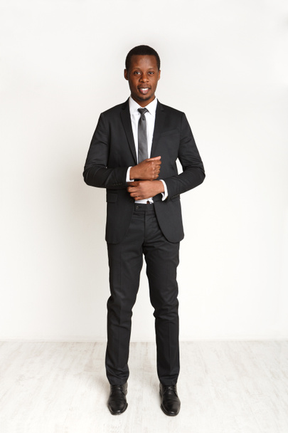 Hombre de negocios africano guapo posando aislado
 - Foto, imagen