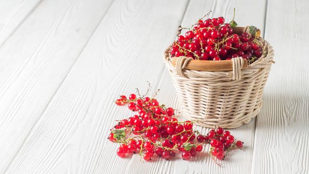 red currant berry on white wood boards - Fotografie, Obrázek