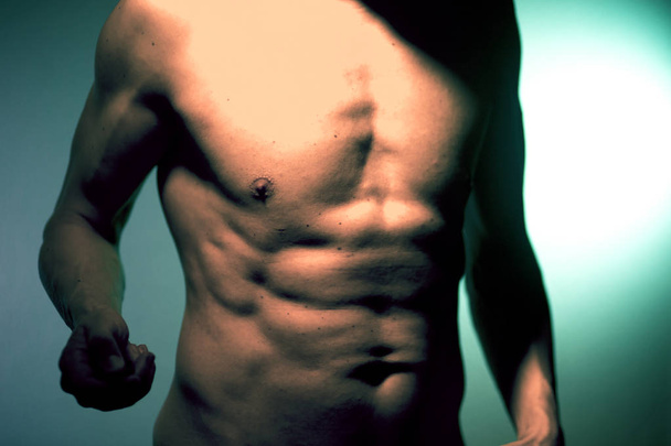 Голий м'язистий підходить чоловік голий
 - Фото, зображення