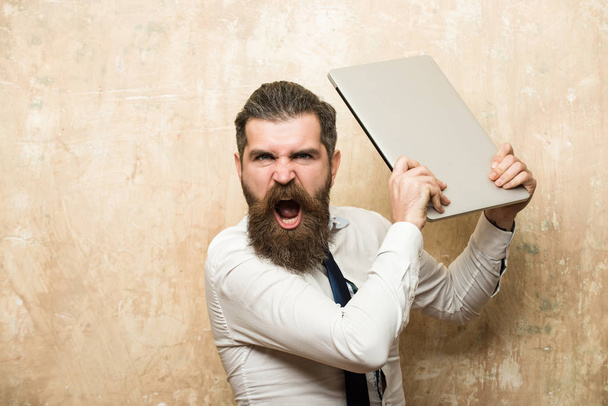 bärtiger Mann oder Hipster mit langem Bart halten Laptop, Überarbeitung - Foto, Bild
