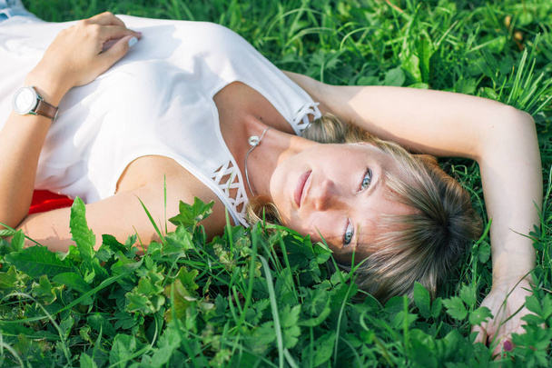 Beautiful girl lying on the grass - Valokuva, kuva