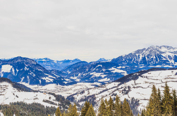 Hegyek, a téli hó. Síközpont Soll, Tirol, Ausztria - Fotó, kép