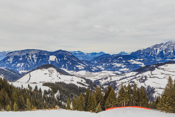 Hegyek, a téli hó. Síközpont Soll, Tirol, Ausztria - Fotó, kép