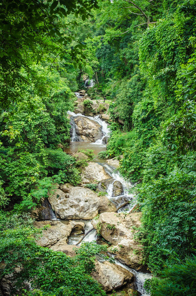 cachoeira no norte da Tailândia
 - Foto, Imagem