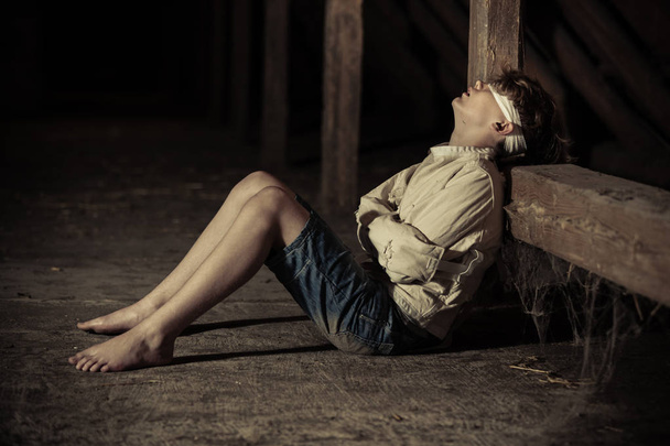 Barefoot teenage boy in captivity - Foto, Imagem