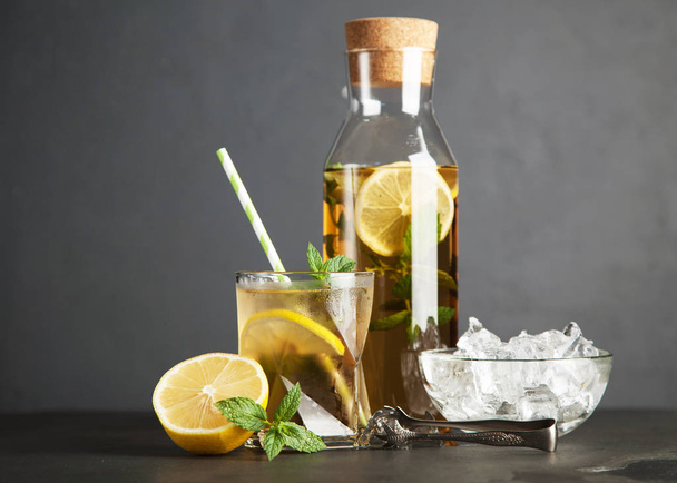 Ice tea with lemon and mint - Фото, зображення