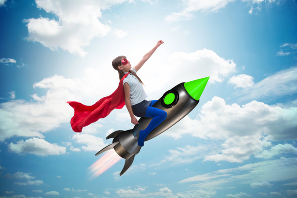 Pieni tyttö lentää raketti supersankari käsite - Valokuva, kuva