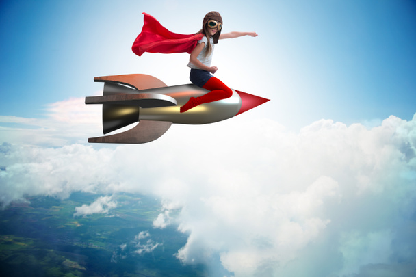 Маленькая девочка летит ракетой в концепции супергероя - Фото, изображение