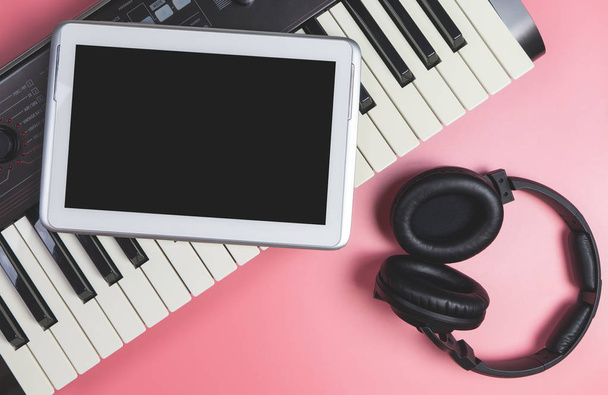 Tablet vuoto sulla tastiera dello studio per applicazioni musicali mock up
 - Foto, immagini